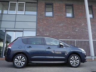 Peugeot 3008 1.2 PureTech Style | Trekhaak | Panoramadak | Lichtmetalen velgen | Achteruitrijcamera | Climate control | Cruise control | Navigatie | Regensensor / 2