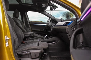 BMW X2 sDrive18i High Executive M-sport | 2e eigenaar | Driving Assistant | Panoramadak | 19 inch | Keyless entry | Head-up | Shadow line | HiFi audio | Stoelverwarming | Alcantara / 15