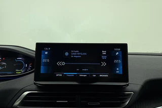 Peugeot 3008 1.2 Hybrid 136 Allure | DEMO | Elektr. achterklep | Navigatie | Achteruitrijcamera | Climate Control | Half lederen bekleding | Keyless Entry / 19