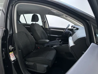 Volkswagen Golf 1.0 TSI 110pk Life Sfeerverlichting Navigatie App-Connect DAB+ / 8