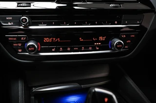 BMW 5-serie Touring 530e xDrive M-Sport | LEDER | STOELVERWARMING | TREKHAAK | 19" / 43