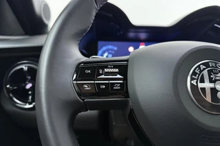 Alfa Romeo Junior 1.2 Turbo 145pk Hybrid Automaat Ibrida Speciale | Navigatie | Adapt. Cruise control | Climate control | Elektrische achterklep | Keyless | LED Matrix koplampen | 18" Lichtmetalen velgen / 21