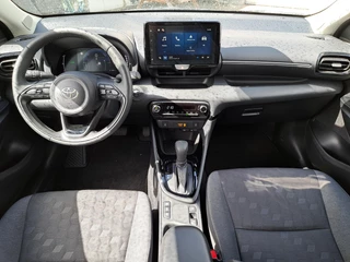 Toyota Yaris 1.5 Hybrid 115 DYNAMIC STOEL/STUURVERW BLIND SPOT PARK-SENSOREN NAVI 16'' LM-VELGEN KEYLESS CAMERA APPLE/ANDROID AD-CRUISE CLIMA LED / 10