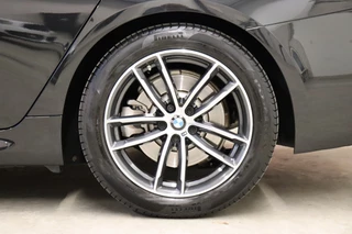 BMW 5 Serie Touring 520i High Executive M Sport Pakket Automaat  / Trekhaak / Navigatie Professional / Achteruitrijcamera / Comfortstoelen / DAB / Apple Carplay / Stoelverwarming / Adaptief Onderstel / Cruise Control / LED / 14