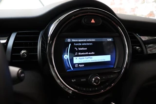 MINI Cooper S Cabrio Chili Automaat  / Navigatiesysteem / Leder / Climate Control / Harman Kardon / Parkeersensoren / LED / Sportstoelen / Windscherm / Cruise Control / 17 Inch / Lichtpakket / Bluetooth / 34