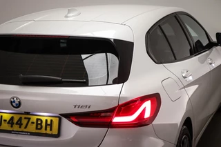 BMW 1-serie 118i Executive Edition | HALF LEDER | DAB | APPLE | DRAADLOZE LADER | CAMERA | 17" / 20