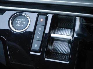 Peugeot 3008 1.6 plug-in Hybrid 195 Allure | Afneembare trekhaak | 1550KG Trekgewicht | Navigatie | Stoelverwarming | Camera achter | Full LED / 17