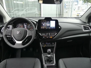 Suzuki S-Cross 1.4 Boosterjet Style Smart Hybrid NIEUWE AUTO, UIT VOORRAAD LEVERBAAR S-Cross Stijl uitvoering, 360 Camera, Climate control, Adaptive Cruise Control, Apple Carplay / Android Auto / 11