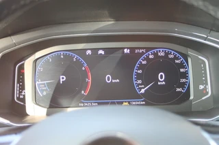 Volkswagen T-Roc 1.5 TSI Sport 150pk Stoel/stuur verwarming / afneembare trekhaak. / 34