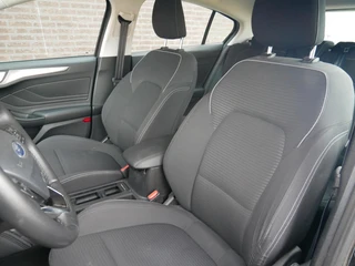 Ford Focus 1.5 EcoBoost Titanium Business NL Auto| Trekhaak| Dealer onderhouden / 19