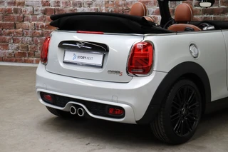 MINI Cooper S Cabrio Chili Automaat  / Navigatiesysteem / Leder / Climate Control / Harman Kardon / Parkeersensoren / LED / Sportstoelen / Windscherm / Cruise Control / 17 Inch / Lichtpakket / Bluetooth / 7