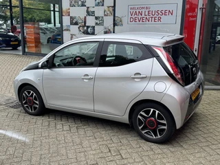 Toyota Aygo X-PLAY 5-DEURS CAMERA AIRCO LED-DAGRIJVERL. LM-VELGEN LAGE-KM-STAND / 5