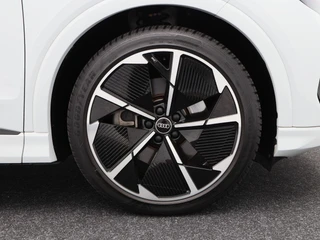 Audi Q4 e-tron 40 Launch edition S Competition 77 kWh 204 Pk | Stoelverwarming | Panorama dak | Adaptive Cruise | Matrix LED | Camera | CarPlay | 21 inch | 93.167 Km !! / 7