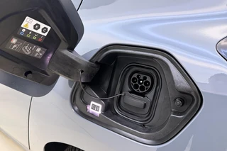 Opel Corsa Electric Long Range GS 51 kWh | NIEUW | tot 429km WLTP | 100kW snelladen | Climate control | Stoel- en stuurverwarming | Achteruitrijcamera | Navi via Apple Carplay/Android Auto | Sportstoelen / 19