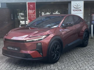 Toyota C-HR+ First Edition 77 kWh PREMIUM KLEUR EL-ACHTERKLEP BLIND-SPOT CLIMA STOEL/STUURVERWARMING APPLE/ANDROID