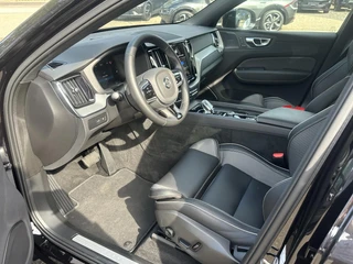 Volvo XC60 2.0 T6 Plug-in hybrid AWD Plus Black Edition LUCHTVERING | ELEK. TREKHAAK | STOEL + STOELVERWARMING | ACHTERBANK VERWARMD | HARMAN KARDON | RIJKLAAR | FABRIEKS GARANTIE T/M 7-2027 | PANO | / 24