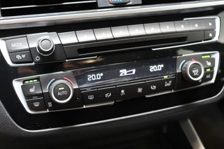 BMW 1 Series 118i Executive Sport Line Automaat 5 deurs / Navigatie Professional / LED / Trekhaak / Climate Control / 17 Inch / Bluetooth / Sportstoelen / Parkeersensoren / Lichtpakket / Cruise Control / Stoelverwarming / Neerklapbare Achterbank / 24
