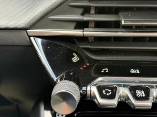 Peugeot e-2008 GT Pack 50 kWh 136PK Automaat Navigatie, Achteruitrijcamera, Keyless, Stoelverwarming, Adaptieve Cruise Control / 32
