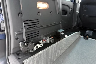 Renault Kangoo Family Rolstoelbus | Invalide vervoer | Rolstoelsauto handgeschakeld | Rolstoellift | Airco | Verlaagde vloer achterin | Oprijplaat of elektrische rolstoellift | 3-punts rolstoelgordelsysteem | Elektrische spanbanden | Extra lange veiligheidsgordels | Antislip-oprijplaat | Rolstoelplaats achter bestuurder/passagier | Versterkte vloerconstructie / 15