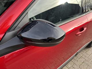 Peugeot 2008 1.2 Turbo 100 PK Allure | Nieuwste Model | Navigatie via Telefoon | LED Verlichting | Cruise Control | Hoge Zitpositie | Parkeersensoren | DAB | Digitaal Dashboard | Half Lederen stoelen | Lichtmetalen Velgen 17 inch | / 17