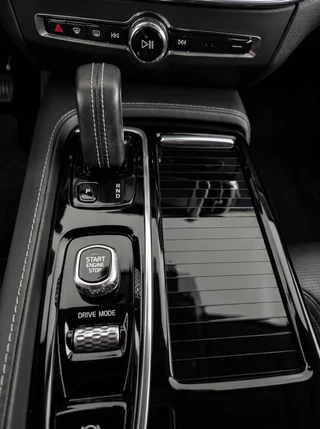 Volvo V60 T6 Recharge R-Design AWD 340PK Pano | Harman Kardon | HUD | 360° | / 17
