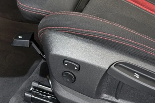 BMW X1 sDrive18i Executive Sport Line Panoramadak Trekhaak Groot Navi Stoelverwarming / 20