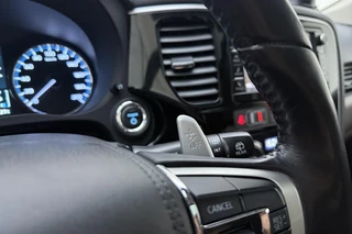 Mitsubishi Outlander 2.0 PHEV Automaat instyle | Navigatie | Lederen bekleding | Achteruitrijcamera | Elektrische achterklep | Stoel- en stuurverwarming | Verwarmd voorraam / 24