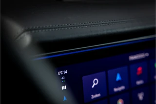 Porsche Macan 4 100 kWh  Pano Luchtvering Sport Chrono Matrix Passenger Display / 44