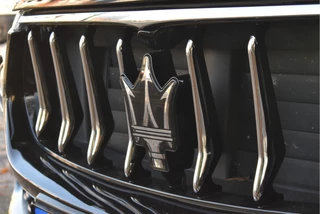 Maserati Levante 3.0 V6 AWD GranLusso 350 pk Facelift Driver ass.Pack 1 | Open dak | Harman/Kardon | Camera | Luchtvering | Carplay | Keyless | DAB | Full LED | 20" / 35