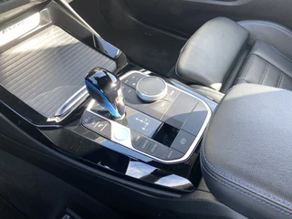 BMW iX3 M Sport High Executive 80 kWh | 1e eigenaar | dealer onderhouden | panoramadak | leder interieur | SOH accu 99.5% / 42