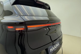 Leapmotor B10 Design ProMax 67.1 kWh | Nu met €1000,- voorraadvoordeel! | WLTP 434km | 750kg trekgewicht | Stoel en stuur verwarming | 360 graden camera | Lederen bekleding | Panoramadak | Led | Regensensor | Sfeerverlichting | Elektrisch verstelbare voorstoelen / 4