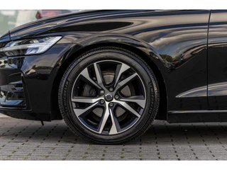 Volvo V60 2.0 B4 Momentum Business  | Pano | Harman Kardon | / 22