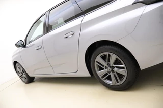 Peugeot 308 SW 1.2 PureTech Allure | Apple carplay/Android auto | Parkeercamera V + A | Electronic climate control | Draadloze telefoonlader | Stoelverwarming | Navigatie | Parkeersensoren V+A | Automaat / 17