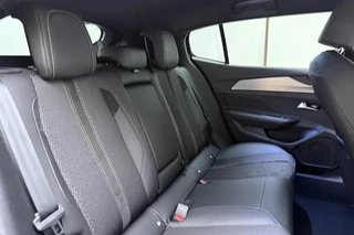 Peugeot 408 1.2 Hybrid 145 e-DCS6 GT | Automaat | Adaptieve cruise control | Stuurverwarming | Elektrisch bedienbare achterklep | Lichtmetalen velgen | Keyless entry en start | Full led / 16