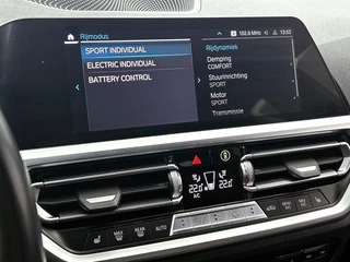 BMW 3-serie 330e xDrive | Dravit Grau | Camera | Stoelverwarming | Memory Stoelen | / 30