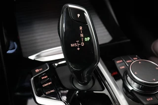 BMW X3 xDrive20i High Executive xLine Automaat  / Navigatie Professional / Leder / Trekhaak / 19 Inch / Adaptieve LED-koplampen / Stoelverwarming / Ambiance Verlichting / Parkeersensoren voor+achter / Sportstoelen / 19