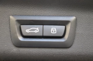 BMW X1 sDrive18i High Executive Automaat  / Widescreen Display / Stoelverwarming / Leder / Climate Control / Driving Assistant Plus / Cruise Control / Leder / Achteruitrijcamera / 17 Inch / Adaptieve LED koplampen / 38