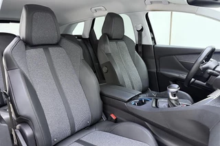 Peugeot 3008 1.2T Allure | 130PK | Elektrische Achterklep | Afneembare trekhaak | Keyless Entry & Start | 19'' Lichtmetalen velgen | Navigatie | DAB + | Camera Achter | 1e eigenaar! / 14