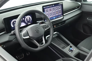 Volkswagen T-Roc 1.5 eTsi 150pk DSG R-Line First Edition Trekhaak Camera Keyless Stoelverwarming Virtual Cockpit Carplay / 4