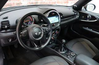MINI Clubman Cooper Serious Business / Navigatiesysteem Professional / Panoramadak / Harman Kardon / Climate Control / 17 Inch / LED-koplampen / Parkeersensoren / Cruise Control / Lichtpakket / 13