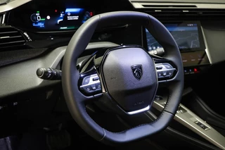 Peugeot e-408 Allure 58 kWh | NIEUW | COMFORT / CONNECT / 360 VISION & DRIVE ASSIST- PACK | STUURVERWARMING | DAB | APPLE | CAMERA / 36