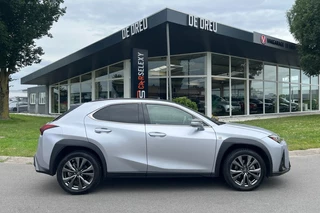 Lexus UX 250h F Sport Line | CAMERA | ADAPTIVE | KEYLESS | CARPLAY / 25