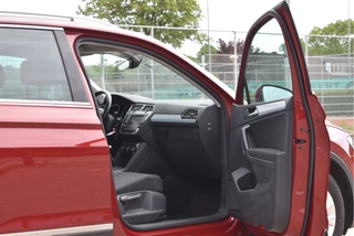 Volkswagen Tiguan 1.4 TSI ACT 150 pk Connected Series  NL-Auto | DAB | Elekt.trekhaak | Carplay | Cruise Control | Climate Control | NAP / 35