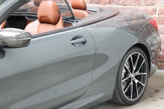 BMW 8 Serie M850i xDrive High Executive M Sport Pakket Automaat  / Live Cockpit Professional / Individual Leder Merino / Driving Assistant / Carbon Exterieur / Active Steering / Laserlight / M Sportremsysteem / Active Cruise Control met Stop en Go-functie / M Sportdifferentieel / Shadow Line / Achteruitrijcamera / Harman Kardon / 14