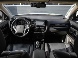 Mitsubishi Outlander 2.0 PHEV instyle | Leder | Xenon | 360 camera | Keyless | Stoelverwarming | PDC v+a / 4