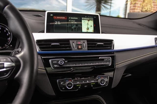 BMW X2 sDrive18i High Executive M-sport | 2e eigenaar | Driving Assistant | Panoramadak | 19 inch | Keyless entry | Head-up | Shadow line | HiFi audio | Stoelverwarming | Alcantara / 25