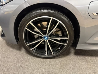 BMW 3-serie Touring 330e xDrive M-pakket facelift / Panorama-dak / head-up / 360 camera / Harman-Kardon / 12