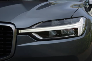 Volvo XC60 2.0 T4 R-Design  LED/Leder/Navi/Camera/CarPlay/Virtual Cockpit/Crc/19" / 38