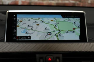 BMW X2 sDrive20i High Executive M Sport Pakket Automaat  / Navigatiesysteem Plus / Leder / Panoramadak / Stoelverwarming / LED / Harman Kardon / 19 Inch / Head-Up Display / Parkeersensoren voor+achter / Climate Control / Shadow Line / 21