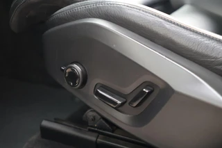Volvo XC60 T6 Recharge AWD Plus Dark | Stoelverwarming | Trekhaak |  Parkeercamera | Panoramadak  | Longe Range | Pilot Assist | BLIS | Leder | Glossy Black | Keyless / 34